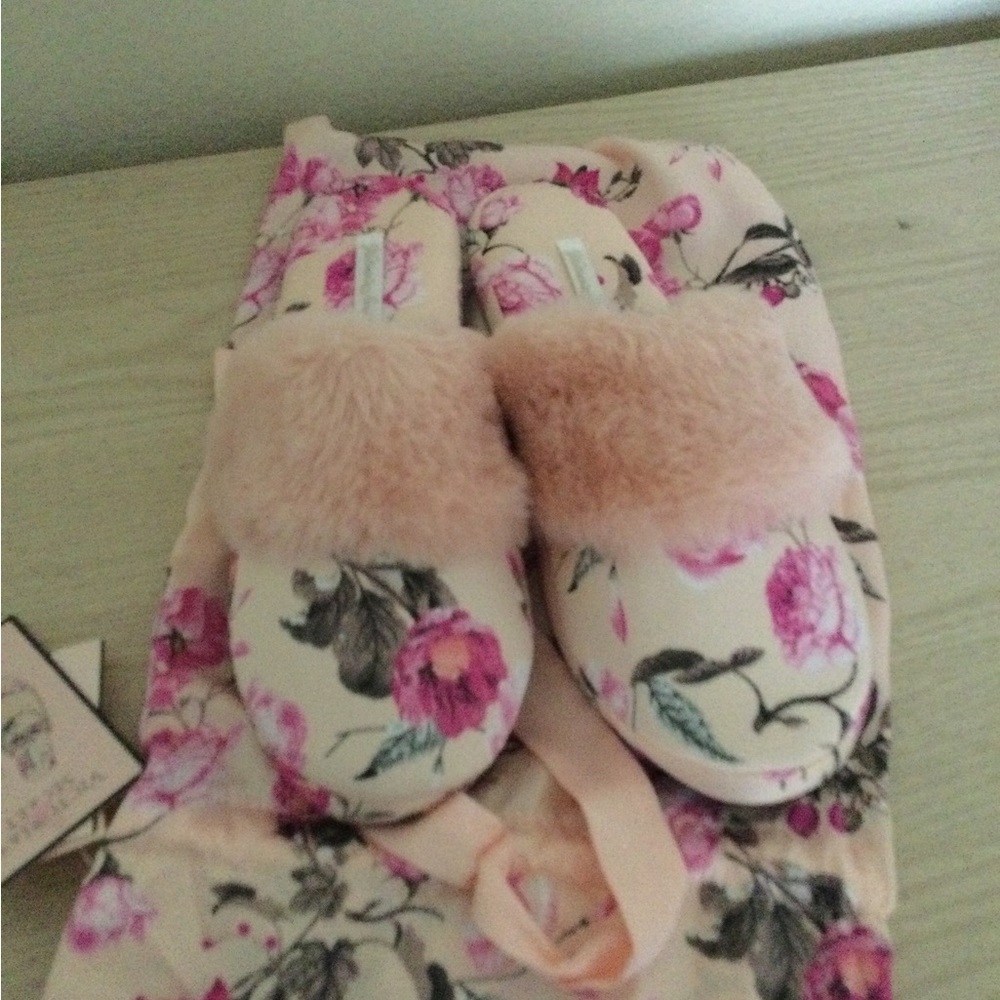 Victoria’s Secret Fur Slippers plink multi new size 5-6